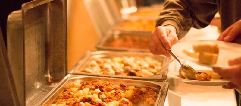 Warme Gerichte in Schalen beim Buffet einer Feier