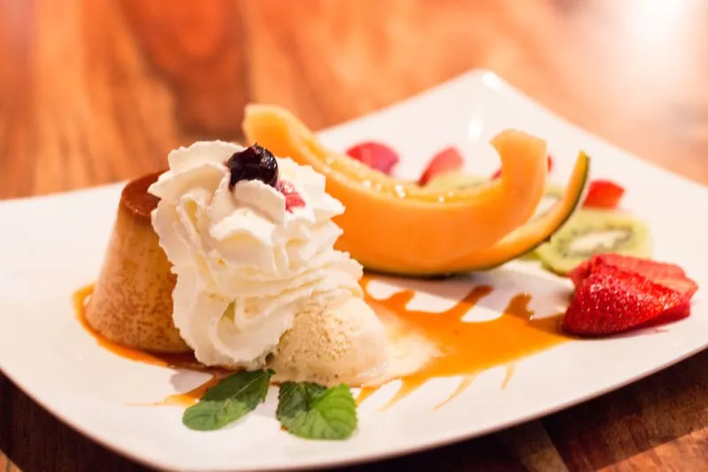 Flan mit Sahne und Früchten