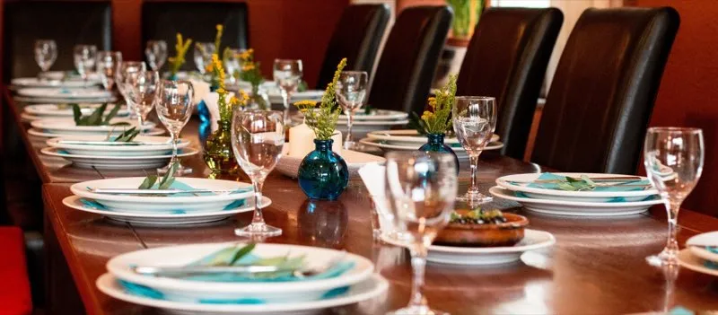 Festlich eingedeckte lange Tafel mit Weingläsern im Tapas y Copas